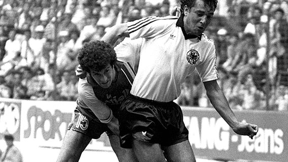 Felix Magath im WM-Spiel 1982 gegen Algerien: Die DFB-Elf verliert mit 1:2. © picture-alliance/ dpa 