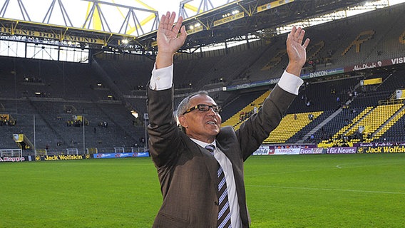 Schalke-Coach Felix Magath feiert den Sieg bei Borussia Dortmund. © picture-alliance/dpa/dpaweb 