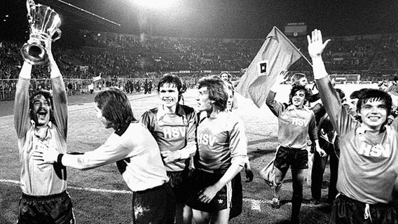 Die Spieler des HSV feiern den Sieg im Europacup der Pokalsieger 1977. © picture-alliance / Sven Simon 