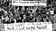 Fußball-Fans in Bremen erinnern 1982 mit Spruchbändern an den Tod von Adrian Maleika. © picture alliance / Werner Schilling 