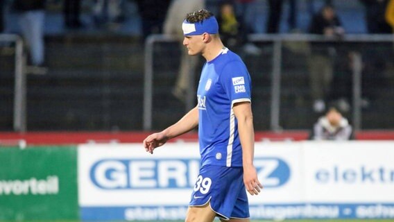 Meppens Fußballer Marke Janssen mit Kopfverband. © IMAGO / Eibner 