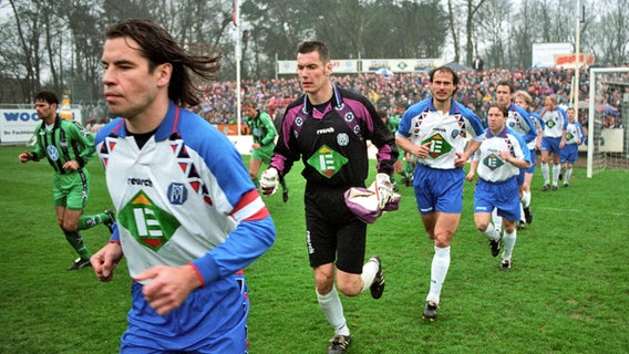 April 1995: Die Mannschaften des SV Meppen und des VfL Wolfsburg laufen ins Stadion ein. © imago sportfotodienst 