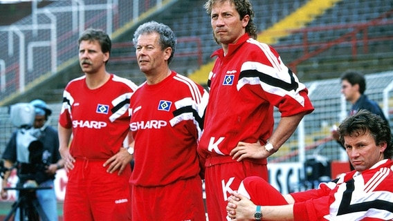HSV-Trainer Benno Möhlmann (v.r.) mit Co-Trainer Rudi Kargus und Physiotherapeut Hermann Rieger. © imago/Oliver Hardt 
