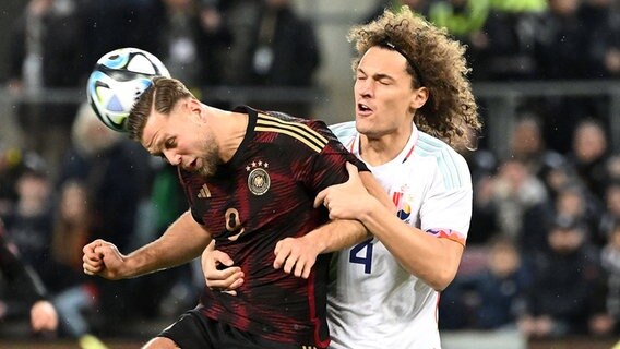 Der deutsche Fußball-Nationalspieler Niclas Füllkrug (l.) im Duell mit Belgiens Wout Faes © IMAGO / Jan Huebner 