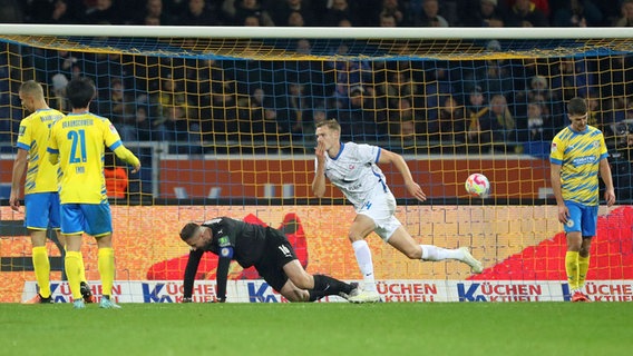 Rostocks Svante Ingelsson (M.) bejubelt seinen Treffer gegen Braunschweig. © IMAGO / regios24 