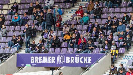 Fans im Stadion des VfL Osnabrück. © IMAGO / foto2press 