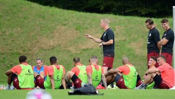 Trainer Timo Schultz erklärt den Profis des FC St. Pauli eine Übungseinheit. © Witters 