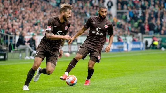 Guido Burgstaller (l.) und Daniel-Kofi Kyereh in den Trikots des FC St. Pauli © IMAGO / Eibner 