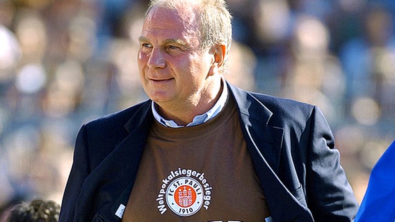 Uli Hoeneß mit einem Retter-T-Shirt des FC St. Pauli © picture-alliance / dpa 