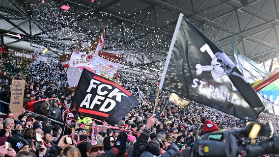 Fahnen im Stadion des FC St. Pauli © Witters 