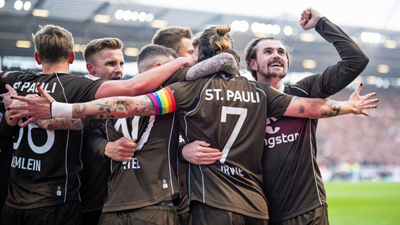 Jubel bei den St.-Pauli-Profis beim Spiel gegen Hansa Rostock © IMAGO / Noah Wedel 