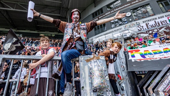 Fans des FC St. Pauli © picture alliance / BEAUTIFUL SPORTS | BEAUTIFUL SPORTS/Buriakov 