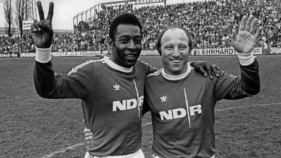 Uwe Seeler (r.) mit Pelé 1975 im "NDR Trikot" © picture alliance/dpa | Wolfgang Weihs 