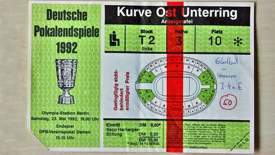 Am 23. Mai 1992 holte Hannover 96 sensationell den DFB-Pokal gegen Mönchengladbach: Eine Original-Eintrittskarte von damals. © Uli Petersen Foto: Uli Petersen