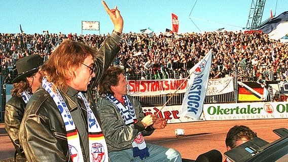 Die Puhdys drehen eine Ehrenrunde durch das Rostocker Ostseestadion © Picture-Alliance 