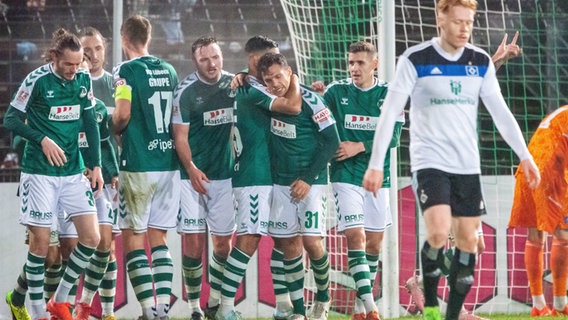 Jubel bei den Spielern des VfB Lübeck © IMAGO / Lobeca 