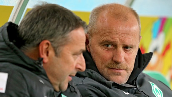 Trainer Thomas Schaaf (r.) und Manager Klaus Allofs von Werder Bremen © picture alliance / dpa 