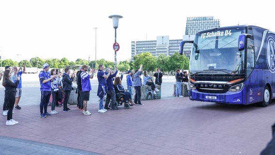 Der Mannschaftsbus des FC Schalke 04 vor dem Millerntorstadion © IMAGO / RHR-Foto 