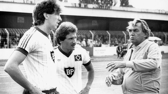 Dieter Schatzschneider (v.l.) mit Wolfram Wuttke und HSV-Trainer Ernst Happel © witters Foto: Wilfried Witters