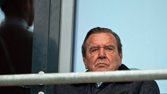Gerhard Schröder im Fußball-Stadion © picture alliance/dpa | Swen Pförtner 