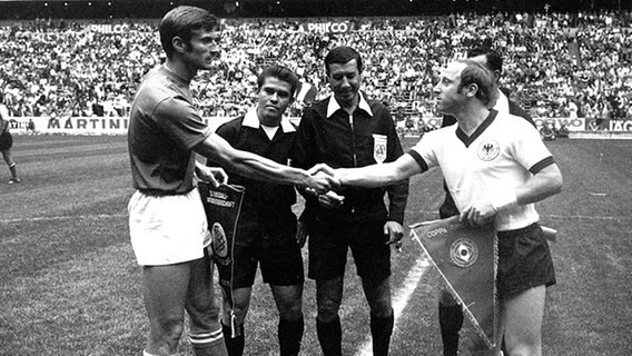 Uwe Seeler (r.) vor dem WM-Halbfinale 1970 mit Italiens Kapitän Giacinto Facchetti © dpa 
