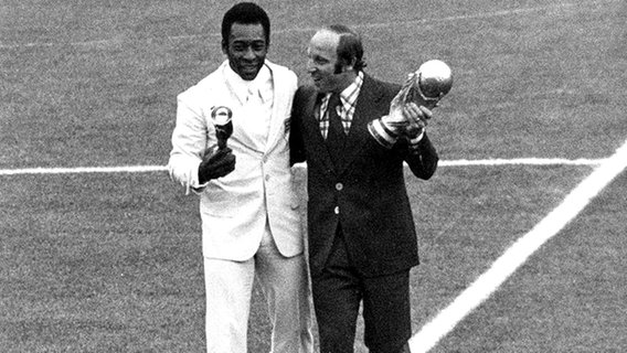 Uwe Seeler und Pele bei der WM-Eröffnung 1974 © dpa 