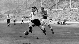 Uwe Seeler (l.) im Dezember 1954 bei seinem zweiten Länderspiel gegen England in Wembley © dpa 
