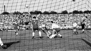 Uwe Seeler erzielt 1960 im Liegen das "Tor des Jahrhunderts" gegen Westfalia Herne © Witters 