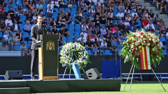 Jonas Boldt (Vorstand Sport, HSV) bei seiner Rede während der Trauerfeier für Uwe Seeler. © picture alliance/dpa/dpa Pool | Christian Charisius 