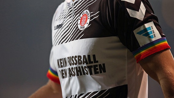 FC-St.-Pauli-Trikot mit dem Schriftzug "Kein Fussball den Faschisten" © imago/DeFodi 