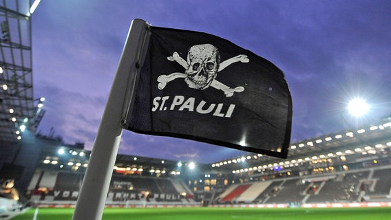 Eckfahne des Fußball-Zweitligisten FC St. Pauli mit einem Totenkopf-Logo © Witters Foto: Tim Groothuis