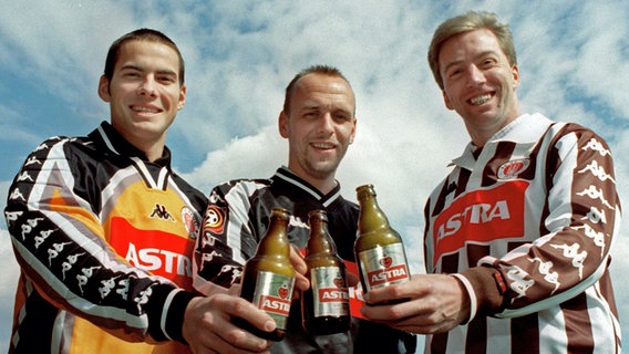 Anton Weber, Holger Stanislawski und Andre Trulsen (v.l.) werben 2001 für Astra aufm Trikot und mit Bier in der Hand. © picture-alliance / dpa 