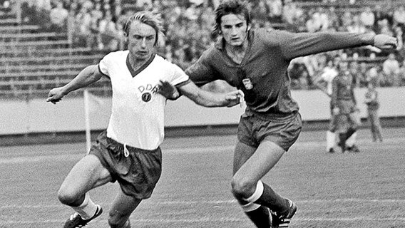DDR-Rekordnationalspieler Joachim Streich (l.) in einem Länderspiel gegen Polen am 1. September 1972. © Picture-Alliance 