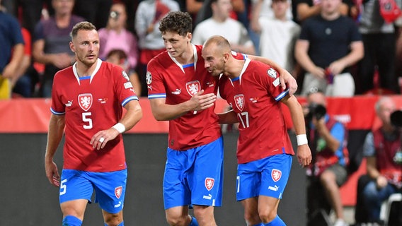 Die tschechischen Nationalspieler Vladimir Coufal, Ladislav Krejci und Vaclav Cerny (v.l.) bejubeln ein Tor. © IMAGO / ZUMA Wire 