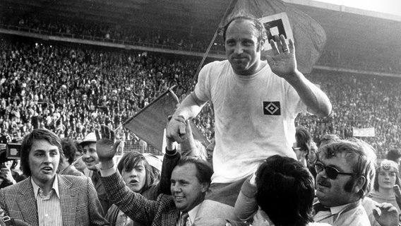 Uwe Seeler nach seinem Abschiedsspiel im Volksparkstadion 1972 © dpa / UPI 