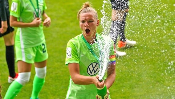 Kapitänin Alexandra Popp vom VfL Wolfsburg feiert den Gewinn der Meisterschaft © imago images / Sports Press Photo 