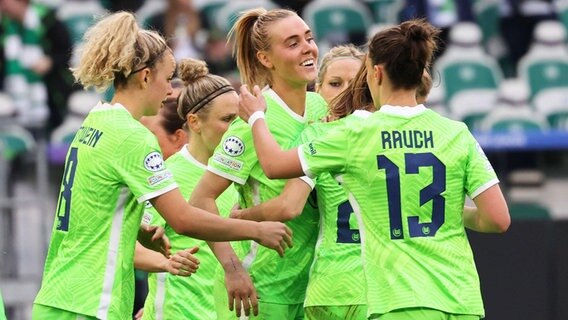 Wolfsburgs Jill Roord (M.) und ihre Mitspielerinnen bejubeln einen Treffer. © IMAGO / regios24 