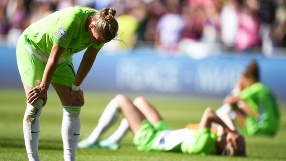 Wolfsburgs Alexandra Popp ist enttäuscht. © picture alliance/dpa | Swen Pförtner 