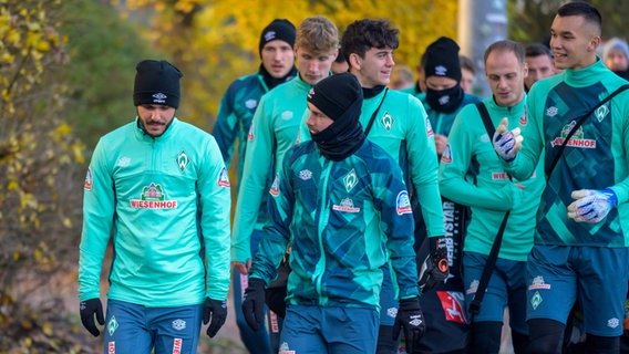 Die Spieler von Werder Bremen gehen zum Trainingsplatz © IMAGO/nordphoto Foto: Kokenge