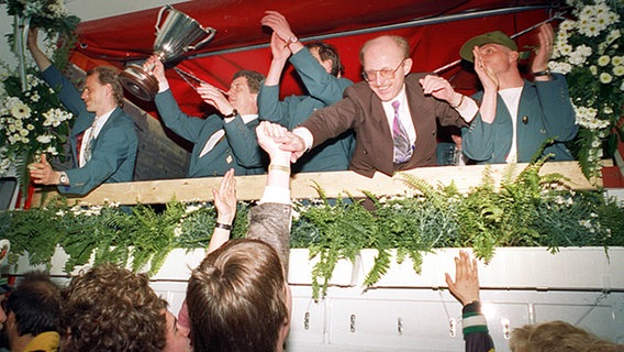 Werder Bremen gewinnt am 6.5.1992 in Lissabon den Europapokal der Pokalsieger - und lässt sich in Bremen dafür feiern. © picture-alliance / dpa 