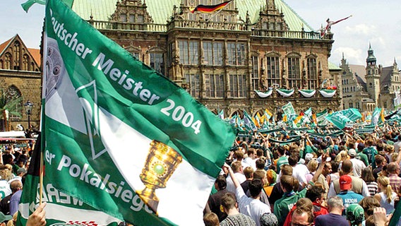 Werder-Fans bejubeln am 30.5.2004 auf dem Bremer Marktplatz das "Double" © picture-alliance / dpa 