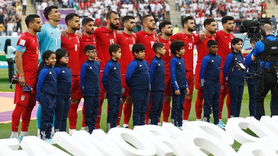 Die iranische Nationalmannschaft vor dem WM-Spiel gegen England © IMAGO / AFLOSPORT 