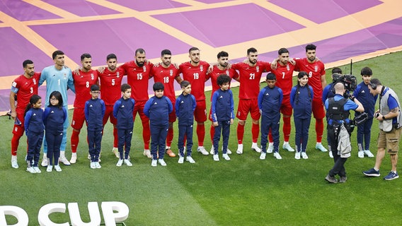 Die iranische Nationalmannschaft vor dem WM-Spiel gegen England © IMAGO / Kyodo News 