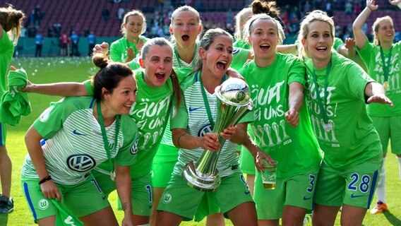 Jubel bei den Frauen des VfL Wolfsburg © imago/foto2press 