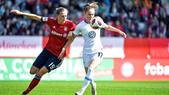 Carina Wenninger vom FC Bayern München (l.) im Zweikampf mit Ewa Pajor (VfL Wolfsburg) © imago images / foto2press 