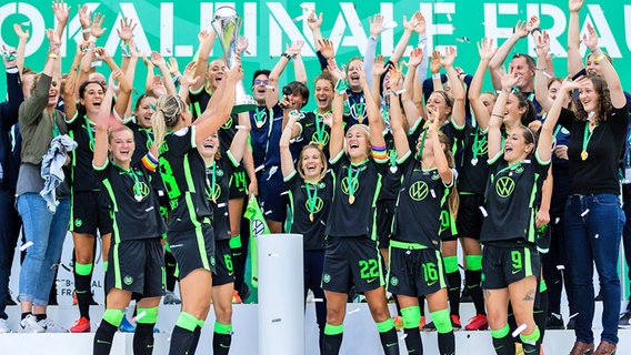 Die Fußballerinnen des VfL Wolfsburg bejubeln ihren sechsten DFB-Pokalsieg in Folge © picture alliance/dpa 