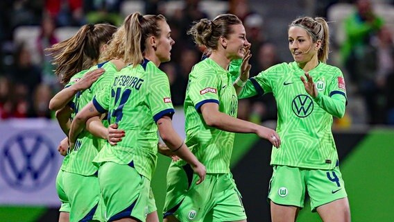 Jubel bei den Fußballerinnen des VfL Wolfsburg © picture alliance / foto2press Foto: Oliver Baumgart