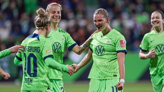 Svenja Huth, Lynn Wilms und Aloexandra Popp (v.l.) freuen sich über ein Tor. © IMAGO / foto2press 