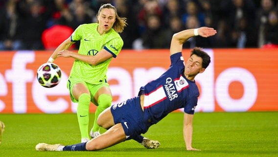 Wolfsburgs Ewa Pajor (l.) spielt den Ball an PSG-Akteurin Elisa De Almeida vorbei. © IMAGO / PanoramiC 