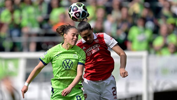 Wolfsburgs Ewa Pajor (l.) im Kopfball-Duell mit Arsenals Rafaelle. © IMAGO / ANP 